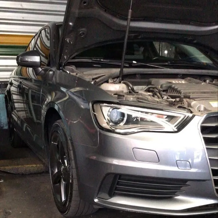 Audi com capô aberto durante diagnóstico na Mecânica Cristo Rei