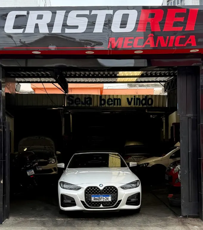 Entrada da Mecânica Cristo Rei em Contagem com veículo na oficina