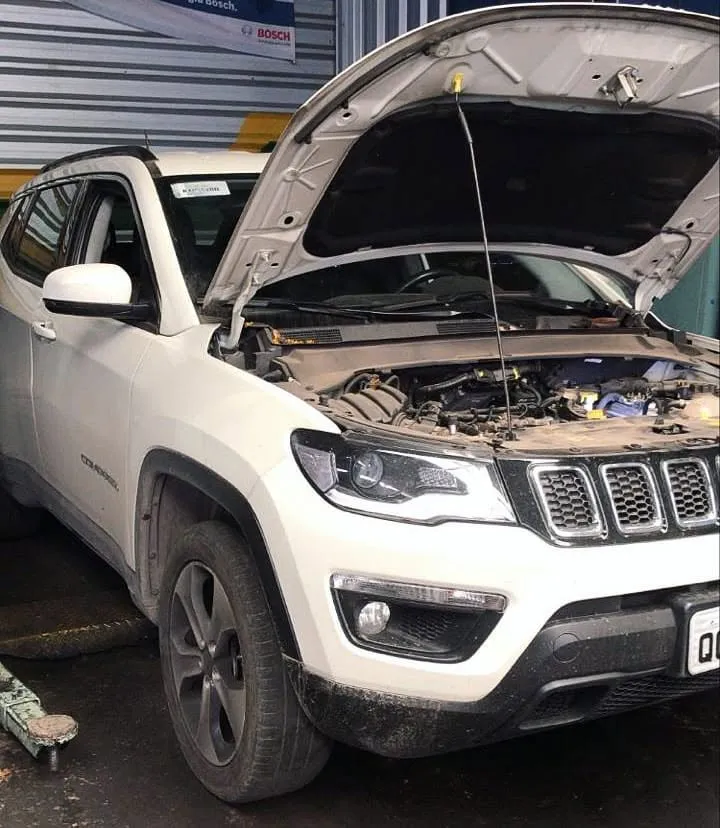 Jeep com capô aberto durante avaliação na Mecânica Cristo Rei